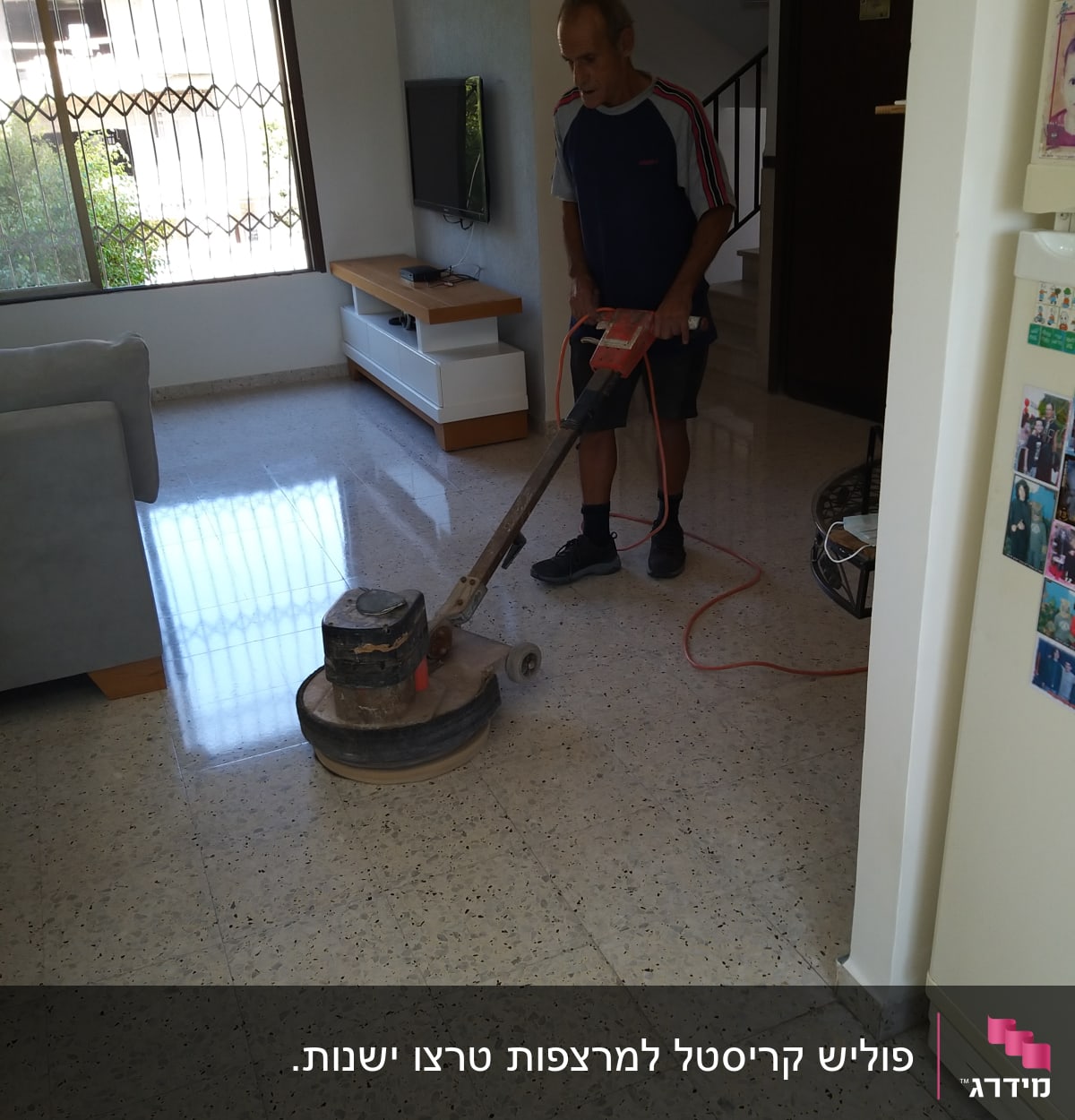 אדם מנקה רצפה עם מכונת פוליש חשמלית